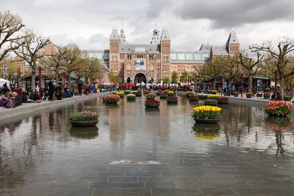 Amsterdam, Hollanda - 22 Nisan 2017: Rijksmuseum Ulusal Müzesi ile ben Amsterdam işaret ve Lale yansıtan Havuzu. Amsterdam, Hollanda