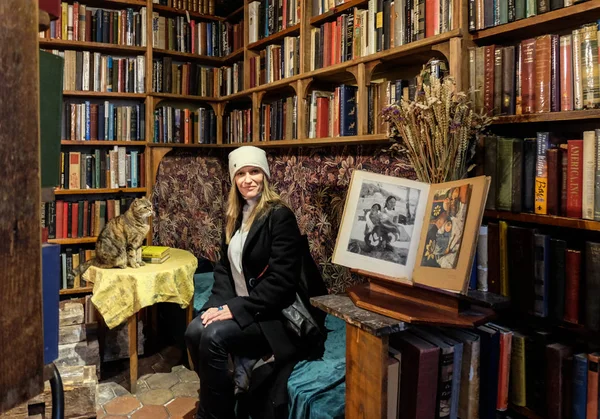 Paris France November 2017 Woman Cat Sitting Front Shelves Full — Stock Photo, Image