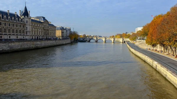 Parigi Autunno Sole Illumina Senna Gli Alberi Gialli Girati Riva — Foto Stock