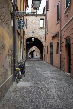 Ferrara, İtalya - 10 Haziran 2017: Via delle Ferrara Volte Ortaçağ çeyreğinde. Emilia-Romagna. İtalya. 