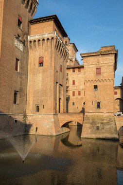 Ferrara, İtalya - 10 Haziran 2017: 14. yüzyıldan kalma dört kuleli kale, Ferrara, Emilia-Romagna, İtalya