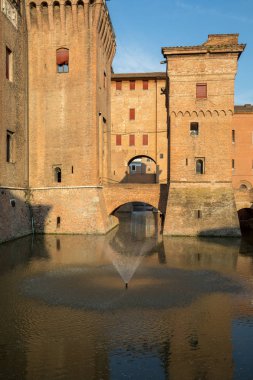 Estense Kalesi, 14. yüzyıldan kalma dört kulelik bir kale, Ferrara, Emilia-Romagna, İtalya