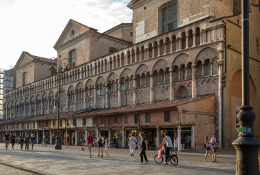 Ferrara, İtalya - 10 Haziran 2017: Loggia Ferrara Duomo, Via Trento Trieste, Ferrara, Emilia-Romagna, İtalya, Avrupa'nın kenarındaki tüccarların.