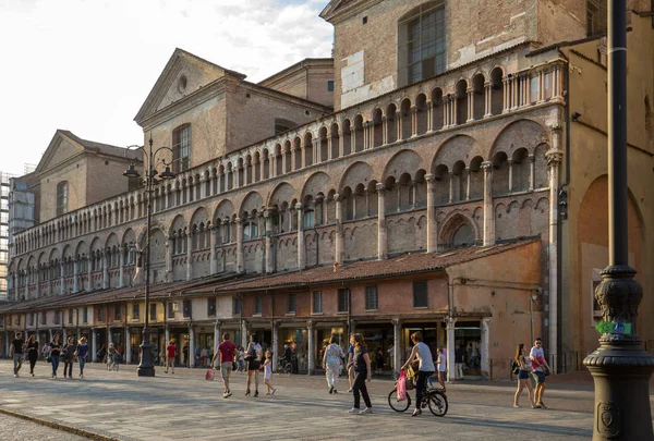 Ferrara, İtalya - 10 Haziran 2017: Loggia Ferrara Duomo, Via Trento Trieste, Ferrara, Emilia-Romagna, İtalya, Avrupa'nın kenarındaki tüccarların.