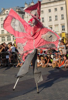 Krakov, Polonya - 5 Temmuz 2018: Performans dans gerçekleştirilen yarışma yanında Kiev Sokak Tiyatrosu vurgular 31 Street - Uluslararası Festivali, sokak tiyatroları Krakov, Polonya. 