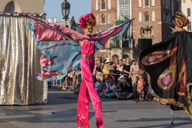 Krakov, Polonya - 5 Temmuz 2018: Performans dans gerçekleştirilen yarışma yanında Kiev Sokak Tiyatrosu vurgular 31 Street - Uluslararası Festivali, sokak tiyatroları Krakov, Polonya. 