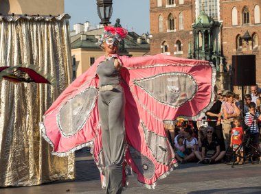 Krakov, Polonya - 5 Temmuz 2018: Performans dans gerçekleştirilen yarışma yanında Kiev Sokak Tiyatrosu vurgular 31 Street - Uluslararası Festivali, sokak tiyatroları Krakov, Polonya. 
