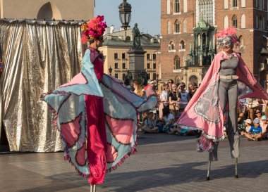 Krakov, Polonya - 5 Temmuz 2018: Performans dans gerçekleştirilen yarışma yanında Kiev Sokak Tiyatrosu vurgular 31 Street - Uluslararası Festivali, sokak tiyatroları Krakov, Polonya. 