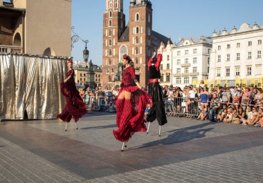 Krakov, Polonya - 5 Temmuz 2018: Performans dans gerçekleştirilen yarışma yanında Kiev Sokak Tiyatrosu vurgular 31 Street - Uluslararası Festivali, sokak tiyatroları Krakov, Polonya. 
