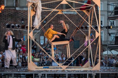 Krakov, Polonya - 7 Temmuz 2018: 31 Street - Uluslararası Festivali, sokak tiyatroları Krakov, Polonya Enigineering tiyatro Akhe tarafından gerçekleştirilen performans köpük gün. 