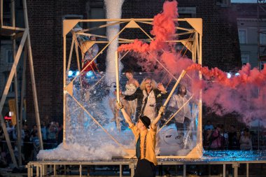 Krakov, Polonya - 7 Temmuz 2018: 31 Street - Uluslararası Festivali, sokak tiyatroları Krakov, Polonya Enigineering tiyatro Akhe tarafından gerçekleştirilen performans köpük gün. 