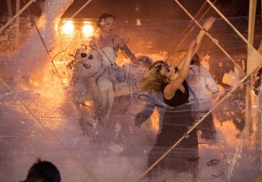 Krakov, Polonya - 7 Temmuz 2018: 31 Street - Uluslararası Festivali, sokak tiyatroları Krakov, Polonya Enigineering tiyatro Akhe tarafından gerçekleştirilen performans köpük gün. 