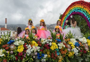 Funchal; Madeira; Portekiz - 22 Nisan; 2018: Madeira çiçek Festivali geçit töreninde Funchal Madeira Adası, çiçek kayan nokta üzerinde renkli kostümleri çocuklar. Portekiz.