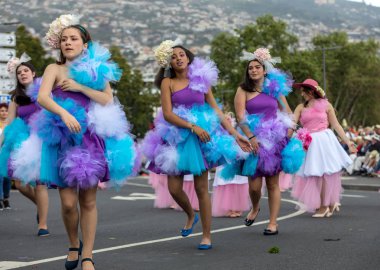 Funchal; Madeira; Portekiz - 22 Nisan; 2018: kız renkli kostümleri bir grup dans Madeira çiçek Festivali geçit töreninde Funchal, Madeira Adası üzerinde. Portekiz.