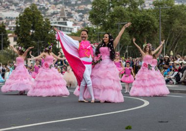 Funchal; Madeira; Portekiz - 22 Nisan; 2018: bir grup insan pembe kostümleri dans Madeira çiçek Festivali geçit töreninde Funchal, Madeira Adası üzerinde. Portekiz.