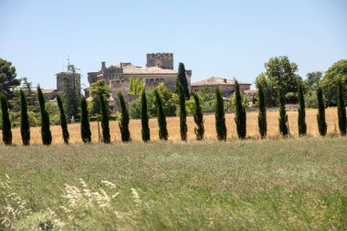 Sault, Provence France 'ın aşağısındaki vadide tarlalar ve çayırlar.