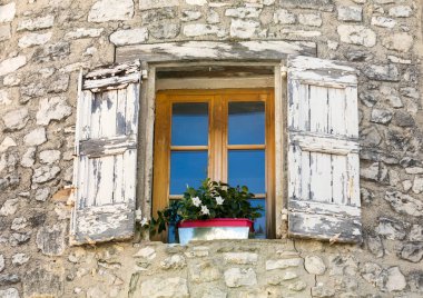 Eski taş ev ahşap kepenkleri, Provence, Fransa.