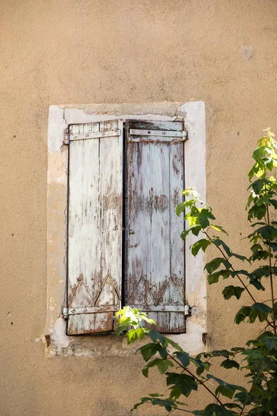 Starý Kamenný Dům Dřevěnými Okenicemi Provence Francie — Stock fotografie