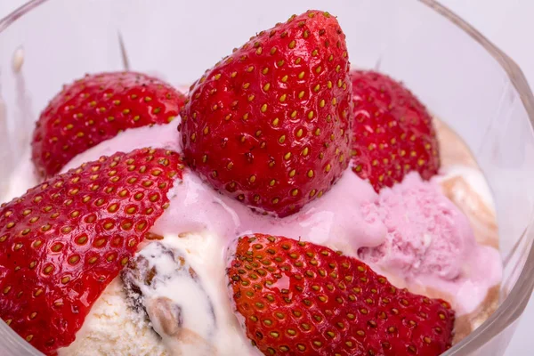 Crème Glacée Fraises Fraîches Mûres Isolées Sur Fond Blanc — Photo