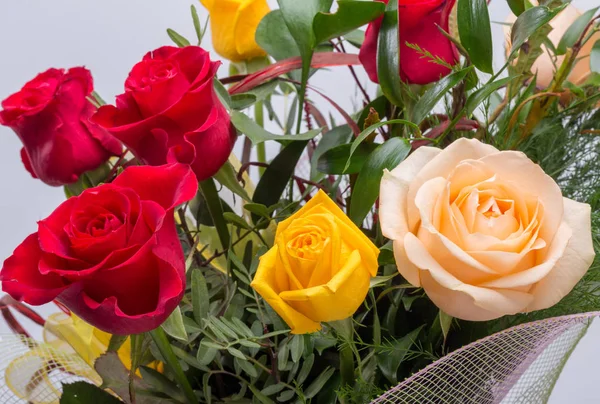 Kytice Míchaná Různobarevné Růží Izolovaných Bílém Pozadí — Stock fotografie