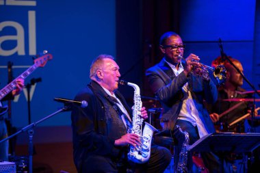 Krakov, Polonya - 5 Temmuz 2018: Michal Urbaniak Japon Sanatı Müzesi Manggha ve teknoloji yaz Caz Festivali'nde Krakow'da sahnede canlı. Polonya