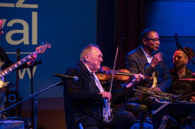Krakov, Polonya - 5 Temmuz 2018: Michal Urbaniak Japon Sanatı Müzesi Manggha ve teknoloji yaz Caz Festivali'nde Krakow'da sahnede canlı. Polonya