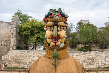 Les Baux, Fransa - 26 Haziran 2017: Yaz başlıklı sanat, dört üç boyutlu yorumlarını Philip Haas tarafından oluşturulan ve İtalyan Rönesans ressamı Giuseppe Arcimbaldo aynı başlıklar içeren bir dizi Resim Sergisi ile ilham mevsim olduğunu. Her denizler