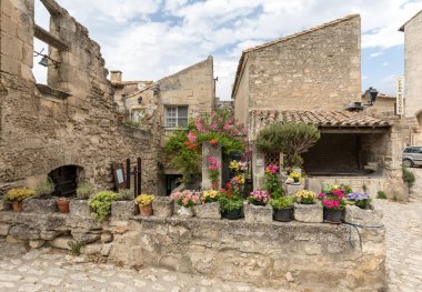 Les Baux de Provence, Fransa - 26 Haziran 2017: Les Baux de Provence ortaçağ köyü sokak. Les Baux şimdi tamamen turizme, Fransa en güzel köylerinden olarak ün dayanarak verilir