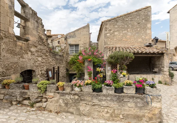プロヴァンス フランス 2017 プロヴァンスの中世の村の通り レが指定されたが観光業に完全にフランスで最も美しい村の一つとしての評判に頼る — ストック写真