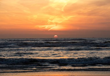 Deniz turuncu gökyüzü karşı doğal görünümü