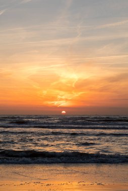 Deniz turuncu gökyüzü karşı doğal görünümü