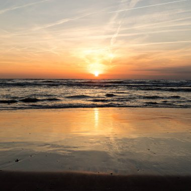 Deniz turuncu gökyüzü karşı doğal görünümü