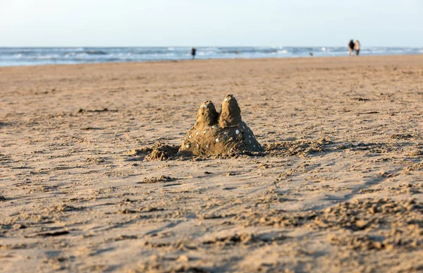 ビーチで子供たちによって設計されたシンプルなビーチ砂城 — ストック写真