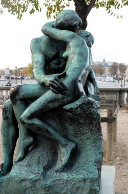 Paris, Fransa-Kasım 2017: Rodin heykel Tuileries Bahçeleri ve Place de la Concorde; Paris; Fransa 