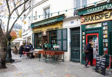 Paris, Fransa - Kasım 2017: Shakespeare ve şirket kitapçı cephe depolamak Paris, Fransa'da.