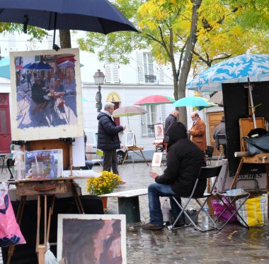 Paris, Fransa - Kasım 2017: Paris - Tertre Meydanı (Place du Tertre) Montmartre'açık hava sanatçı Pazar