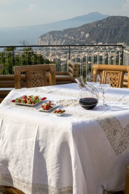 Napoli körfezindeki villasının ve Vesuvius bakan terasta yemek tablo için hazır. Sorrento. İtalya