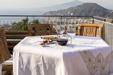 Napoli körfezindeki villasının ve Vesuvius bakan terasta yemek tablo için hazır. Sorrento. İtalya