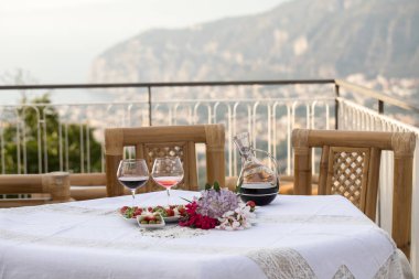 Napoli Körfezi ve Vezüv bakan romantik bir akşam yemeği için hazırlanan Teras masaya