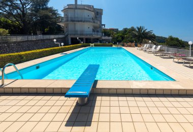 Sant'Agnello, İtalya - 14 Haziran 2017: Sant'Agnello Amalfi Coast İtalya Sorrento yakınındaki yüzme havuzunda