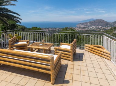 Koltuklar ve masa Napoli Körfezindeki villasının ve Vesuvius bakan terasta. Sorrento. İtalya