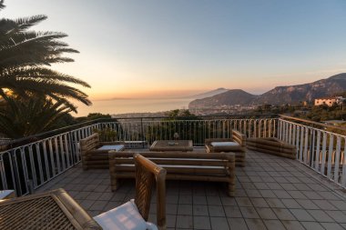  Napoli Körfezi ve Vezüv 'e bakan terasta bir masa. Sorrento. İtalya