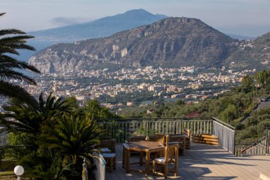Koltuklar ve masa Napoli Körfezindeki villasının ve Vesuvius bakan terasta. Sorrento. İtalya