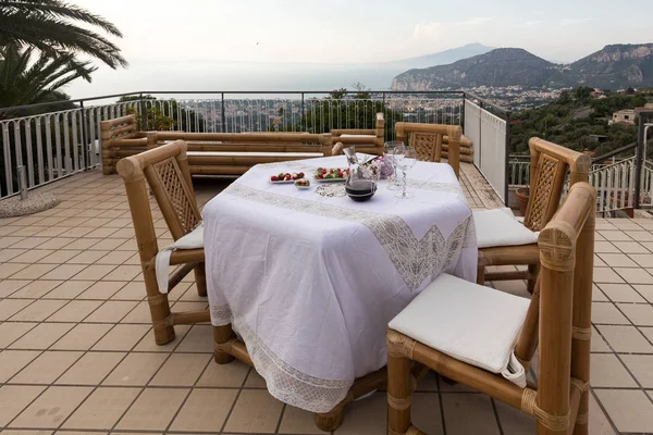 Voorbereid Voor Avondmaal Tafel Het Terras Met Uitzicht Baai Van — Stockfoto