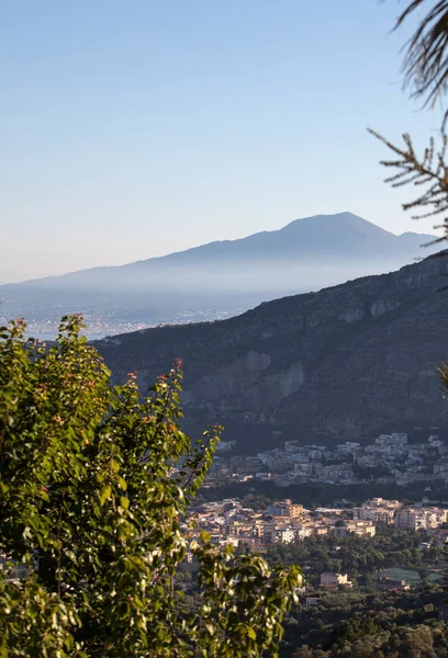 雄伟的维苏威火山笼罩着晨雾 索伦托 意大利 — 图库照片