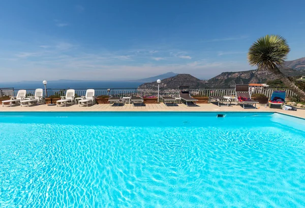 Piscina Costa Amalfi Con Vistas Golfo Nápoles Vesubio Sorrento Italia —  Fotos de Stock