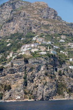 Amalfi 'nin kayalık sahillerinde özel villalar ve daireler. Campania 'da. İtalya