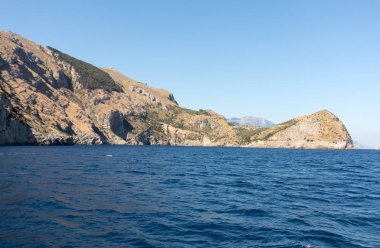 Sorrento ve Positano arasındaki Amalfi Sahili manzarası. Campania 'da. İtalya