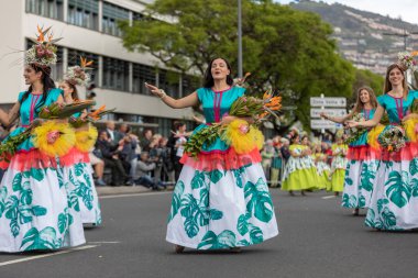 Funchal; Madeira; Portekiz - 22 Nisan; 2018: bir grup insan renkli kostümleri dans Madeira çiçek Festivali geçit töreninde Funchal, Madeira Adası üzerinde. Portekiz.