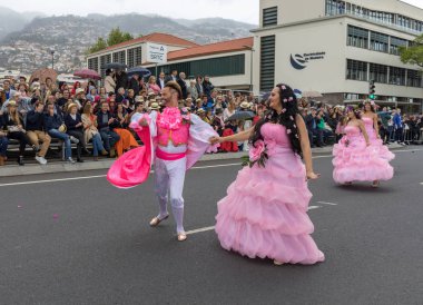Funchal; Madeira; Portekiz - 22 Nisan; 2018: bir grup insan pembe kostümleri dans Madeira çiçek Festivali geçit töreninde Funchal, Madeira Adası üzerinde. Portekiz.